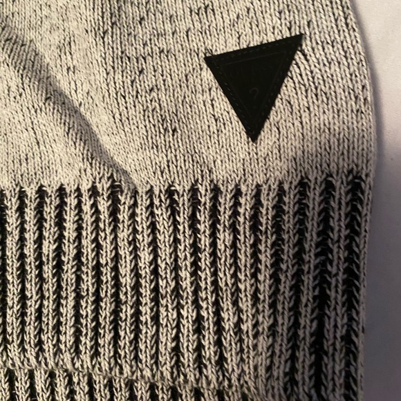 Brand new, no tags, XL Guess sweater with fancy neck and zipper. - Picture 5 of 5